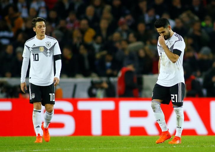 © Reuters. Mesut Ozil e Ilkay Gundogan durante amistoso da Alemanha contra a França