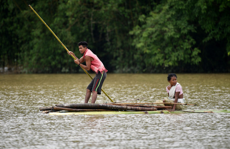 © Reuters. مقتل العشرات وتشريد أكثر من مليون بسبب سيول في الهند وبنجلادش