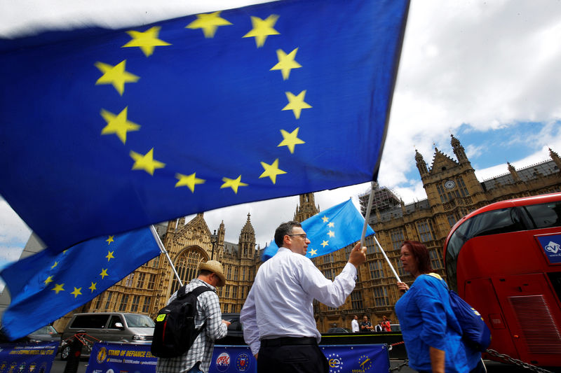 © Reuters. Anti-Brexit demonstrators wave EU flags opposite the Houses of Parliament, in London