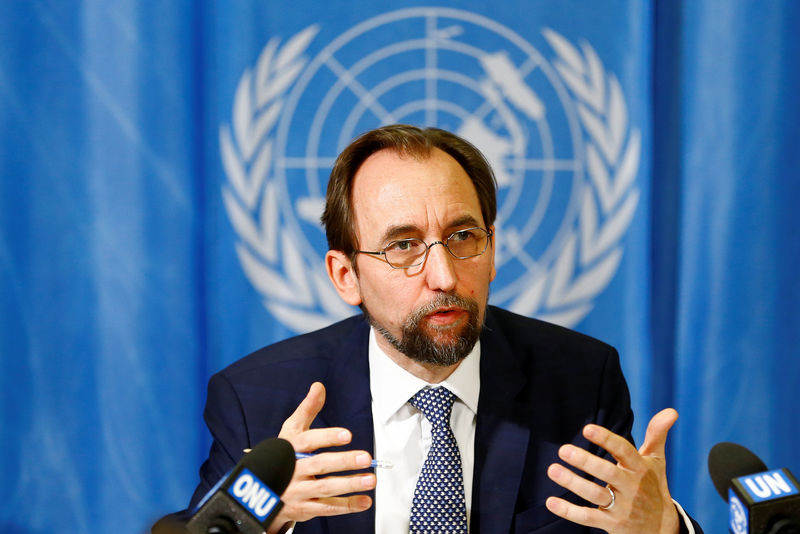 © Reuters. FILE PHOTO: UN High Commissioner for Human Rights Zeid Ra'ad al-Hussein of Jordan speaks during a news conference in Geneva