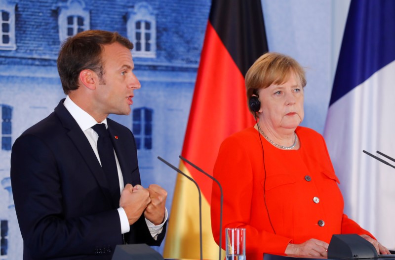 © Reuters. MIGRANTS: MERKEL ET MACRON DEMANDENT UNE RÉPONSE EUROPÉENNE