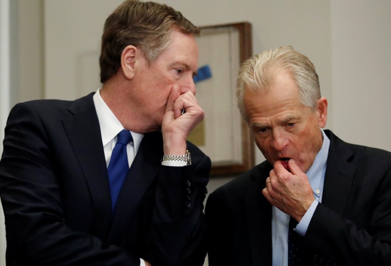 © Reuters. Robert Lighthizer (à esquerda), representante comercial dos EUA, e Peter Navarro (à direita), assessor de indústria e comércio da Casa Branca