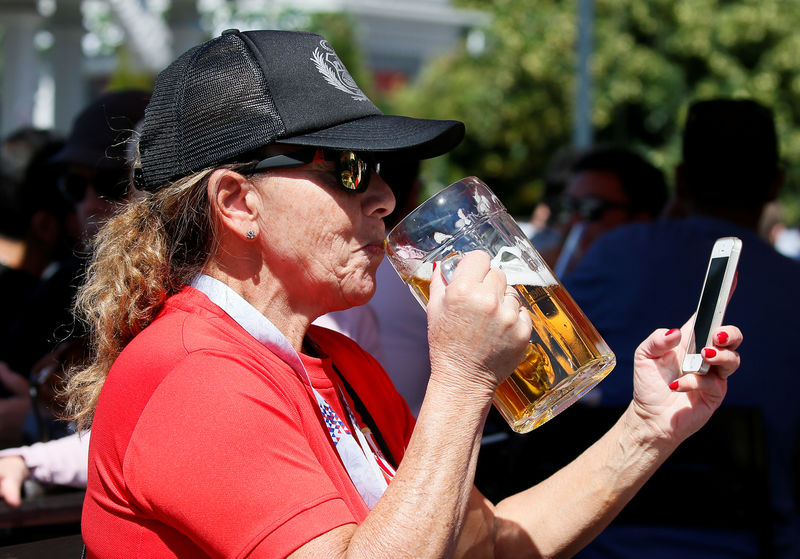 © Reuters. Calor, fútbol y muchos hinchas: la combinación que está dejando sin cerveza a Moscú