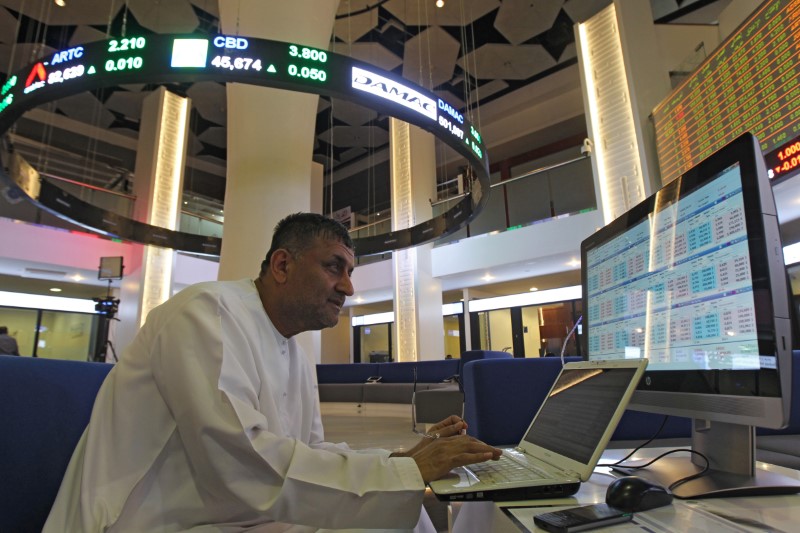 © Reuters. بورصة دبي تتراجع تحت ضغط العقارات والبنوك وأبوظبي تهبط أيضا