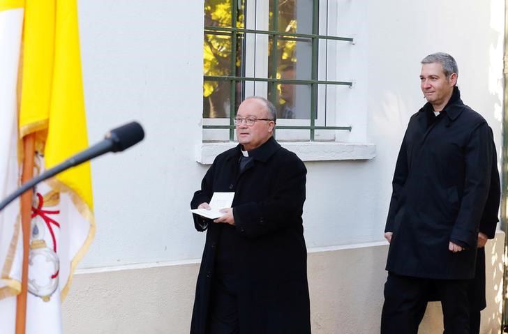 © Reuters. Enviados do Vaticano Charles Scicluna e Jordi Bertomeu em entrevista em Santiago