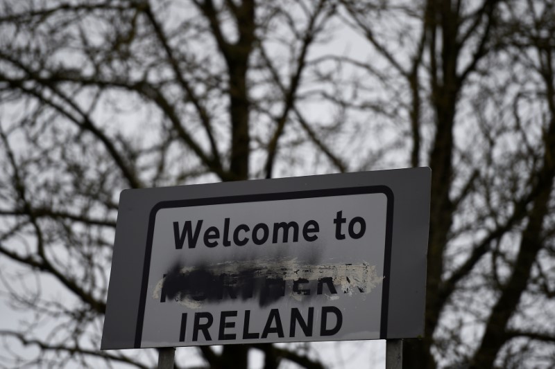 © Reuters. FILE PHOTO: Criss-crossing Irish border, Brexit threatens status quo