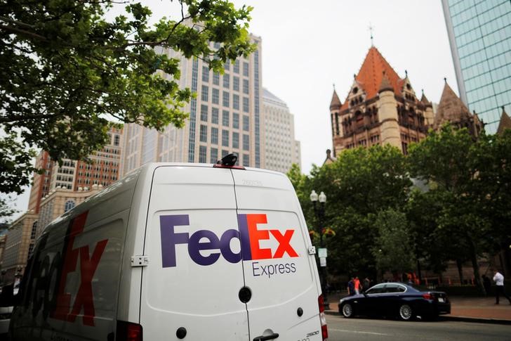 © Reuters. FILE PHOTO: A Fedex truck makes deliveries and pick-ups in the Back Bay in Boston