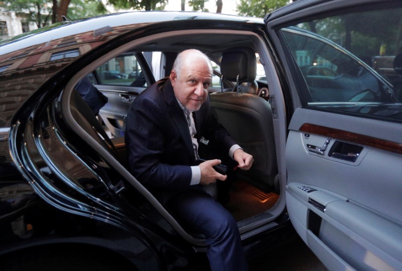 © Reuters. Iran's Oil Minister Zanganeh arrives at his hotel in Vienna