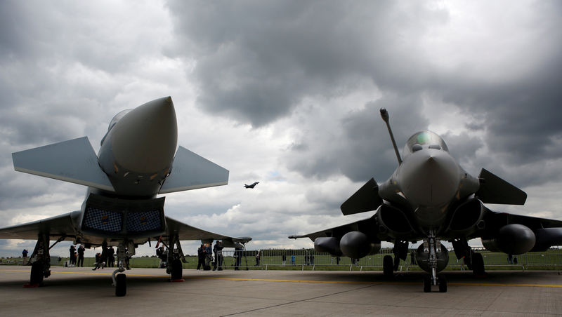 © Reuters. FILE PHOTO: Eurofighter Typhoon and a Dassault Rafale are seen at the ILA Air Show in Berlin