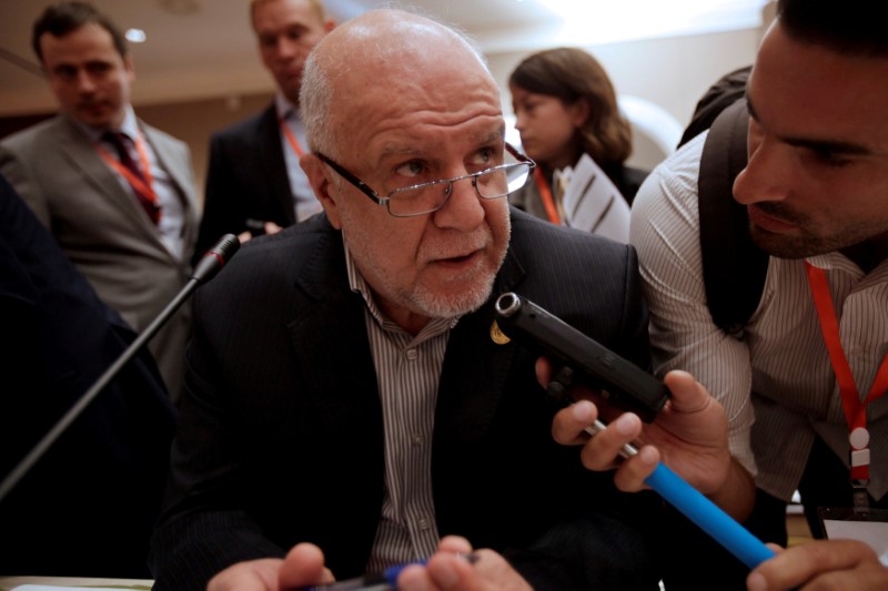 © Reuters. FILE PHOTO: Iranian Oil Minister Bijan Zanganeh talks to reporters during the 15th International Energy Forum Ministerial (IEF15) in Algiers