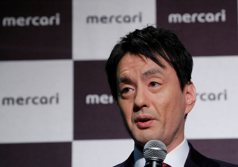 © Reuters. Presidente-executivo da Mercari, Shintaro Yamada, durante coletiva de imprensa após estreia da empresa na bolsa de Tóquio