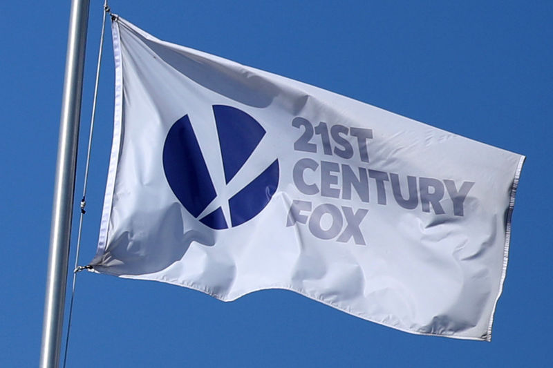 © Reuters. FILE PHOTO: The Twenty-First Century Fox Studios flag flies over the company building in Los Angeles