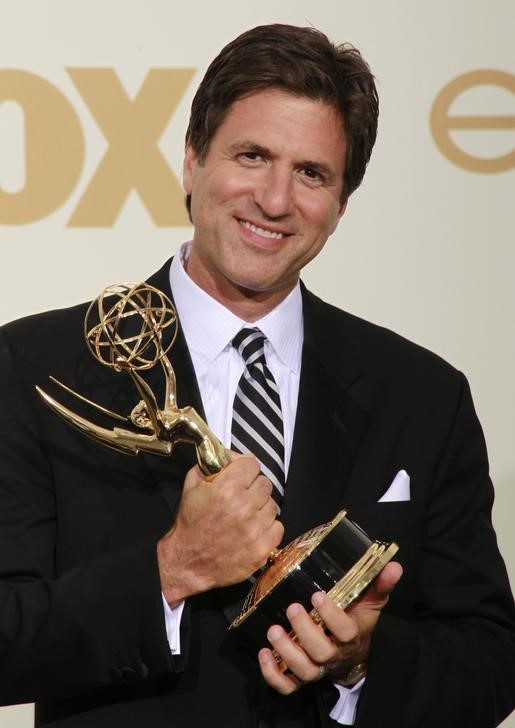 © Reuters. Steve Levitan comemora prêmio Emmy em Los Angeles