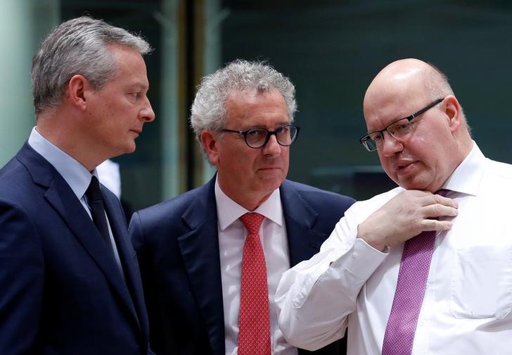 © Reuters. Il ministro delle Finanze francese Bruno Le Maire (S) e il ministro delle Finanze tedesco Peter Altmaier (D) a Bruxelles