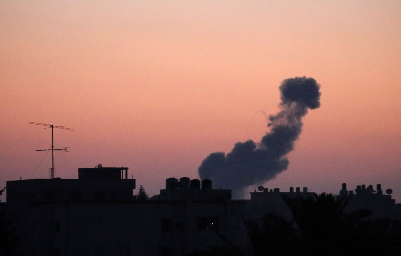 © Reuters. Smoke rises following an Israeli air strike in the central Gaza Strip