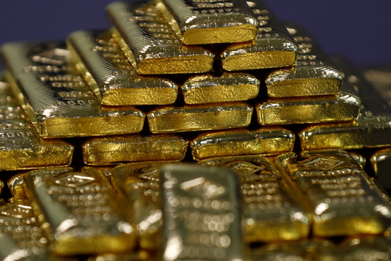 © Reuters. أسعار الذهب دون تغير يذكر والبلاتين عند أقل سعر في عامين