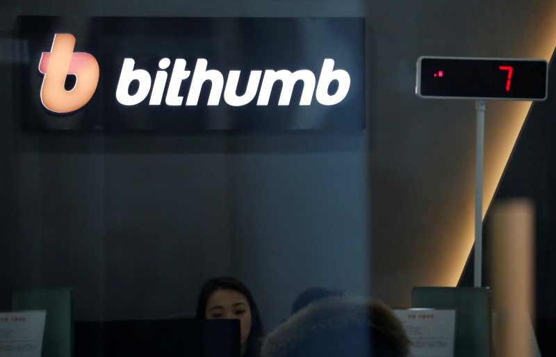 © Reuters. Логотип Bithumb в пункте обмена криптовалют биржи в Сеуле