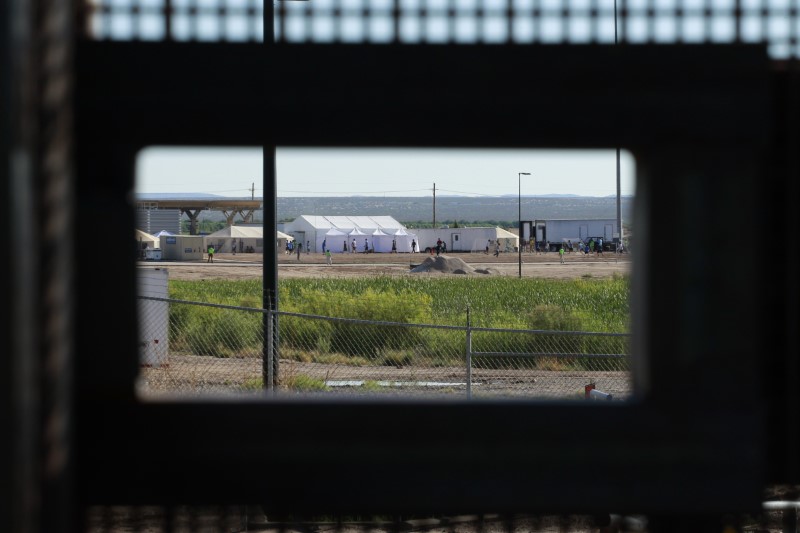 © Reuters. Filhos de imigrantes detidos jogam bola em acampamento construído pelo governo dos EUA na fronteira com o México