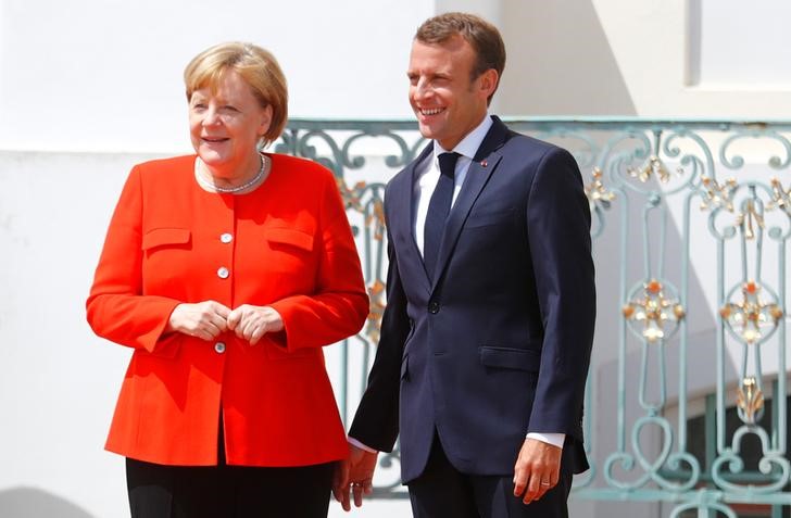 © Reuters. German Chancellor Merkel welcomes French President Macron at the German government guesthouse Meseberg Palace in Meseberg