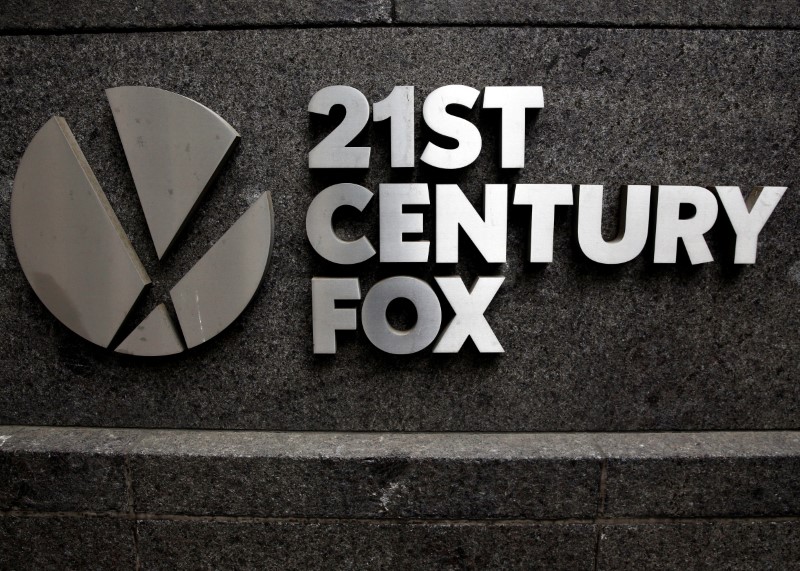 © Reuters. FILE PHOTO:  The 21st Century Fox  logo is seen outside the News Corporation headquarters in New York