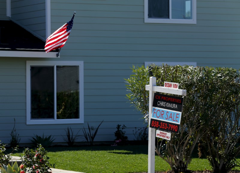 © Reuters. FILE PHOTO: A "For Sale" sign is seen outside a home in Cardiff California