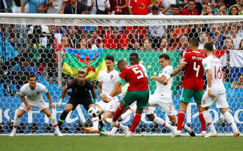 © Reuters. Portugal derrota 1-0 a Marruecos con cabezazo de Ronaldo