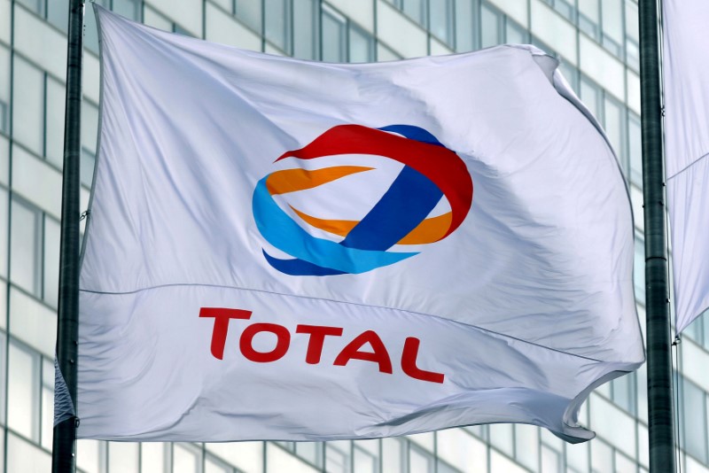 © Reuters. FILE PHOTO: A flag bearing the logo of French oil giant Total