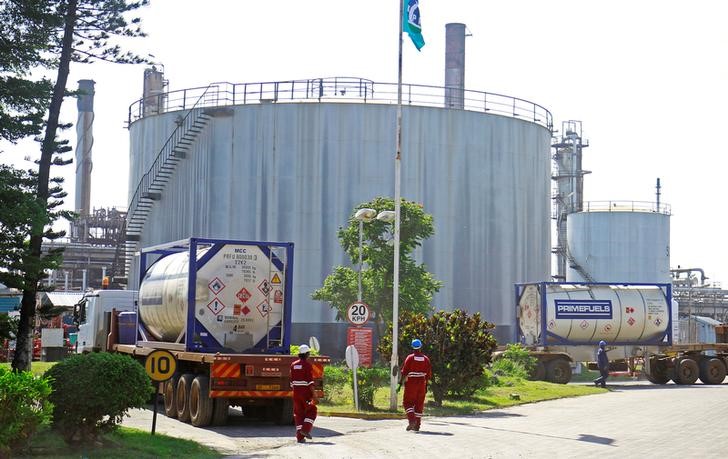 © Reuters. Танкеры для перевозки нефтепродуктов у компании Kenya Pipeline Company в портовом городе Момбаса