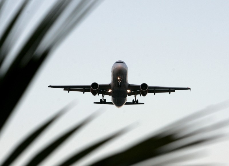 © Reuters. Avião prepara para pousar em aeroporto de Guarulhos, em São Paulo