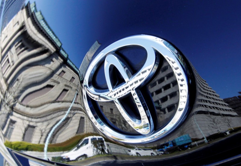 © Reuters. Logo da Toyota em carro refletindo o prédio do Banco do Japão em Tóquio, Japão