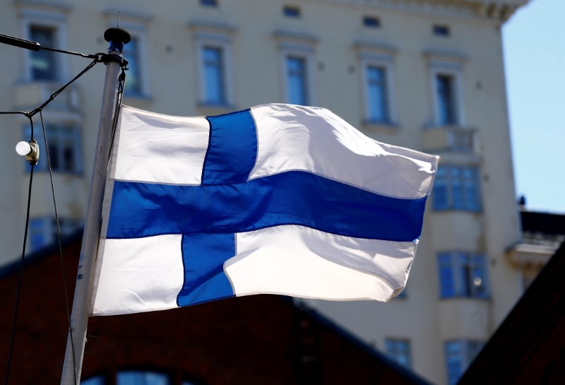 © Reuters. Bandeira da Finlândia em Helsinki