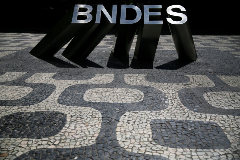 © Reuters. Logo do BNDES em frente ao prédio do banco no Rio de Janeiro