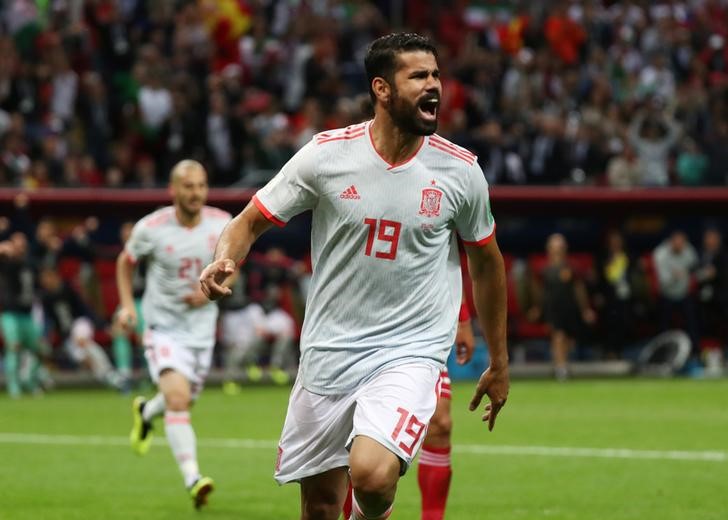 © Reuters. El delantero de la selección española de fútbol Diego Costa festeja tras convertir frente a Irán en su encuentro por el grupo B del Mundial de la FIFA en Kazán, Rusia