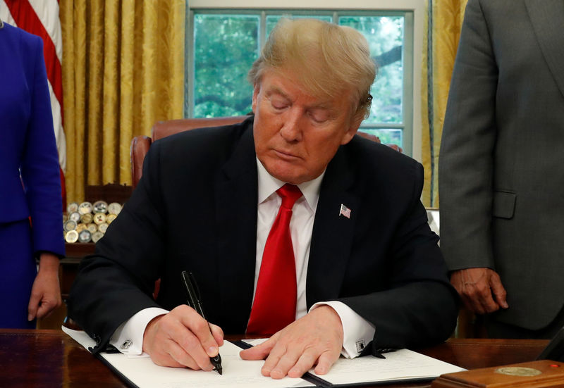 © Reuters. Trump assina decreto sobre imigração na Casa Branca