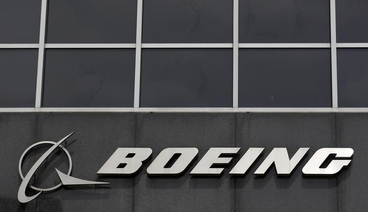 © Reuters. FILE PHOTO: Boeing logo at their headquarters in Chicago