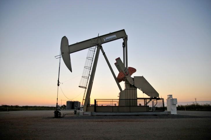 © Reuters. FILE PHOTO: A pump jack operates at a well site leased by Devon Energy Production Company near Guthrie,