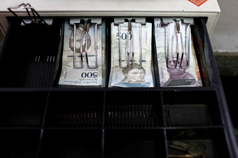 © Reuters. Venezuelan bolivar notes are pictured in an open cash register at a parking lot in Caracas