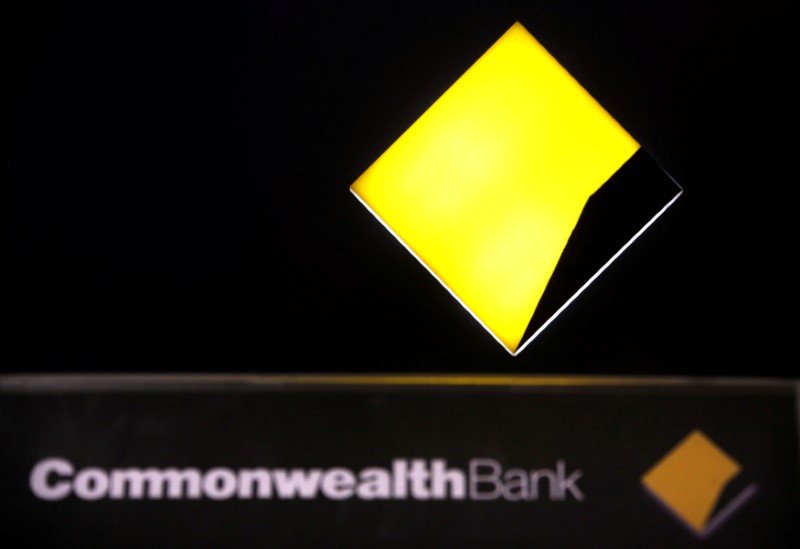 © Reuters. FILE PHOTO: A Commonwealth Bank logo adorns an Automatic Tellar Machine located in Sydney