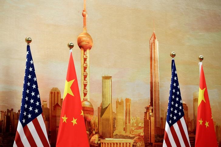 © Reuters. Banderas estadounidenses y chinas son colocadas para una conferencia de prensa conjunta del Secretario de Estado de Estados Unidos, Mike Pompeo, y el Ministro de Relaciones Exteriores de China, Wang Yi, en el Gran Palacio del Pueblo en Pekín, China