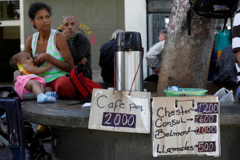 © Reuters. El presidente venezolano triplica el salario mínimo en plena hiperinflación