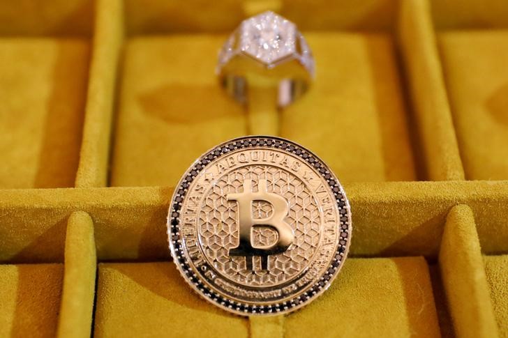 © Reuters. Jewelry with the Bitcoin logo is seen on display at the Consensus 2018 blockchain technology conference in New York City,