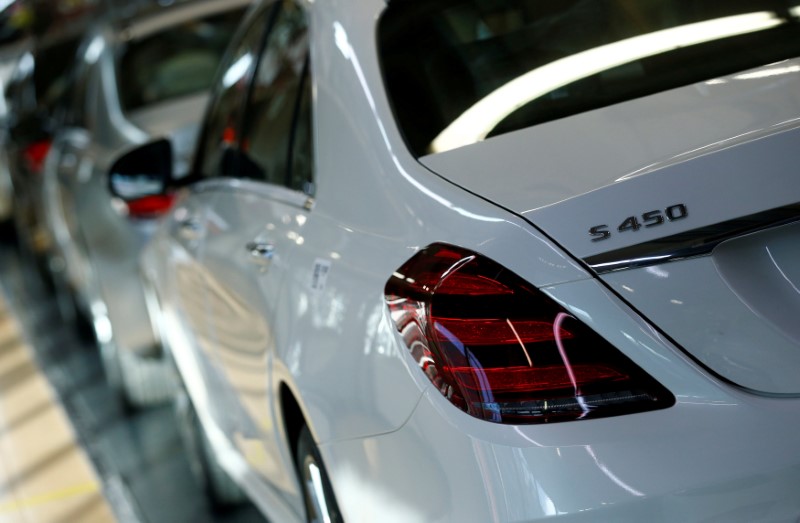 © Reuters. FILE PHOTO: Mercedes S-Class (S-Klasse) cars park at the final quality check at the production line of at the Mercedes Benz factory in Sindelfingen