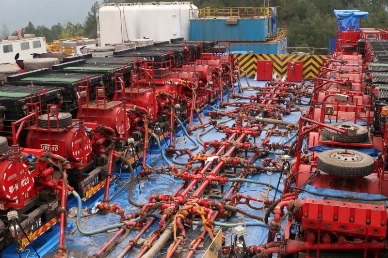 © Reuters. FILE PHOTO: Fracking trucks at work are seen at a shale gas well of Sinopec in Nanchuan, Chongqing