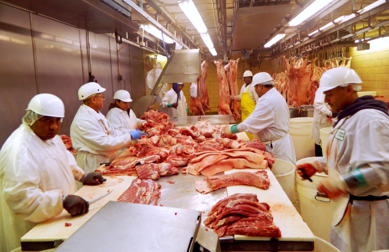 © Reuters. FILE PHOTO: Workers cut pork at Park Packing in Chicago