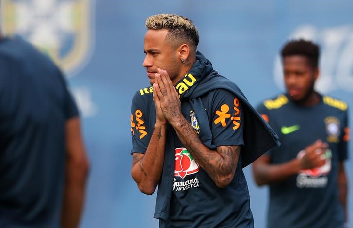 © Reuters. Neymar vuelve a entrenar con Brasil tras dejar la práctica por un dolor de tobillo