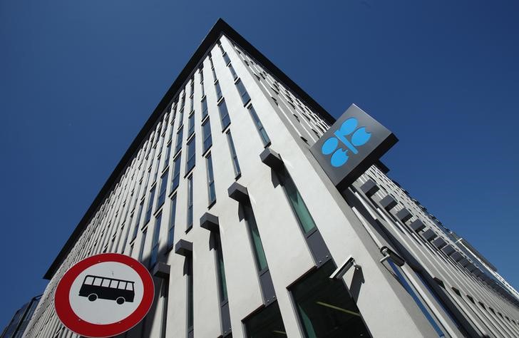 © Reuters. Логотип ОПЕК на здании штаб-квартиры организации в Вене