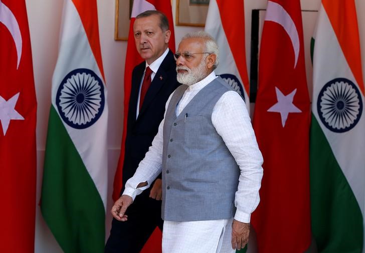© Reuters. Turkish President Erdogan and India's Prime Minister Modi arrive for a photo opportunity ahead of their meeting at Hyderabad House in New Delhi