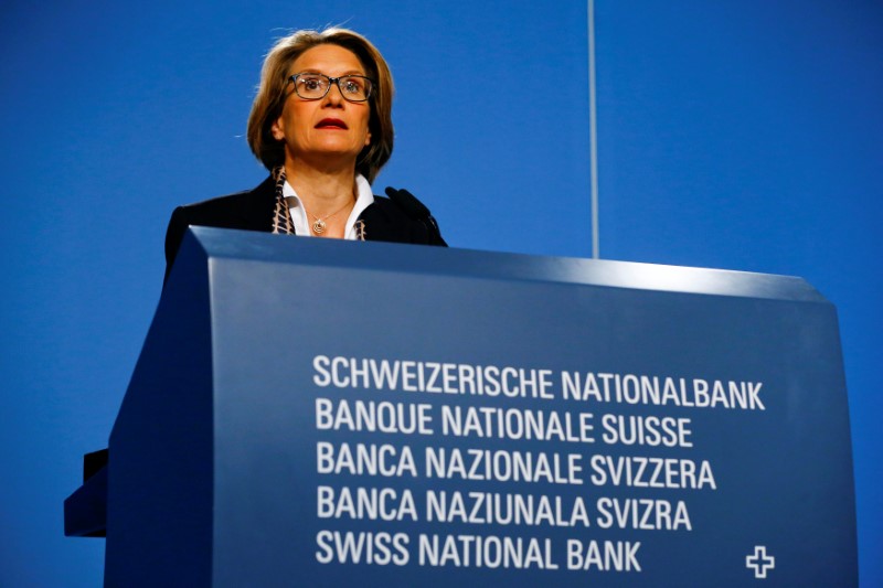 © Reuters. SNB Governing Board member Maechler addresses news conference in Bern