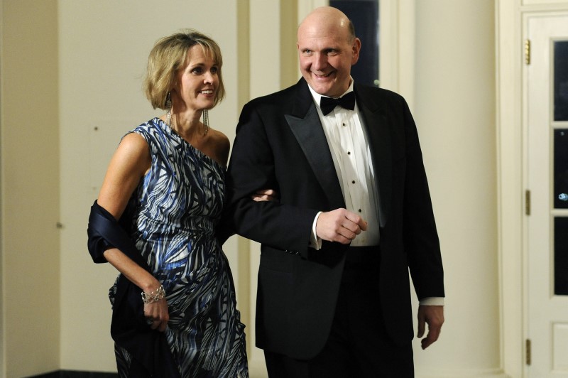 © Reuters. FILE PHOTO -  Ballmer arrives with his wife for the state dinner hosted by U.S. President Barack Obama and first lady Michelle Obama for President of China Hu Jintao at the White House in Washington