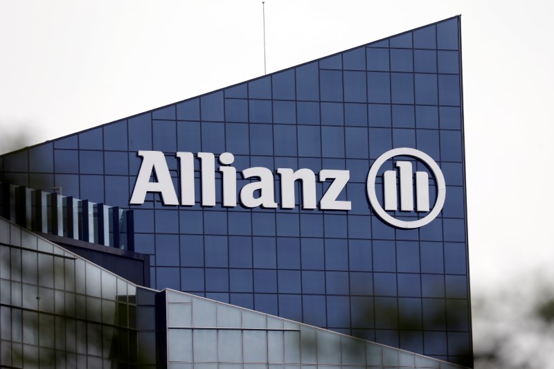 © Reuters. The logo of insurer Allianz SE is seen on the company building in Puteaux at the financial and business district of La Defense near Paris